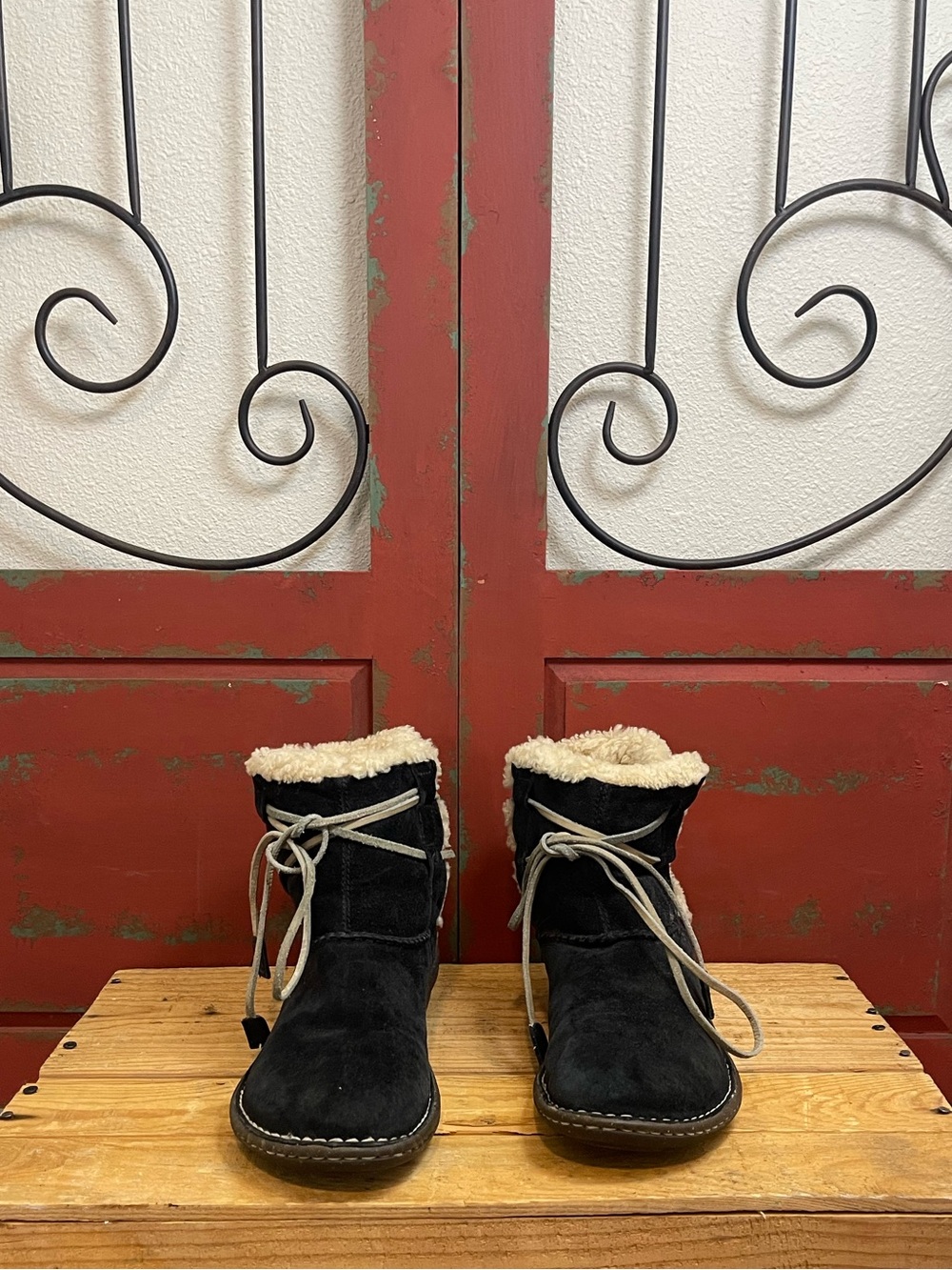 UGG Australia Cove 5178 Black Suede Shearling Ankle Boots - Women’s Size 9